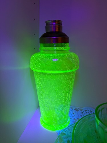 Crackle effect uranium - uranium, glass